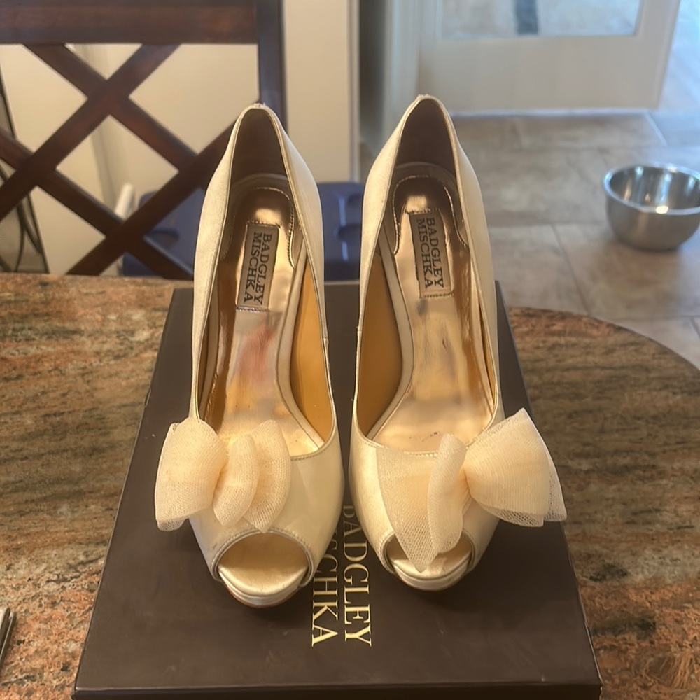 Size 7 badgley mischka satin peep toe pump. Worn just once on my wedding day!